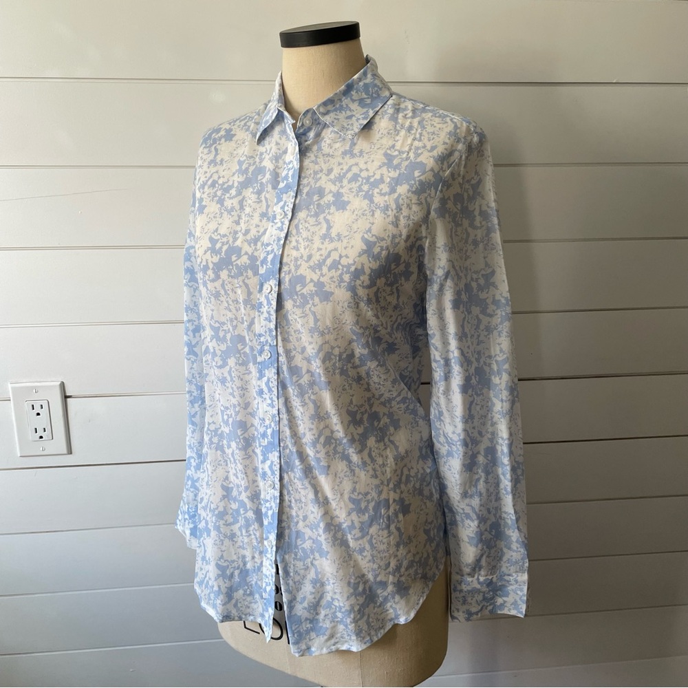 Banana Republic- Dillon Shirt- Women’s Small- Light Blue and White Floral Shirt